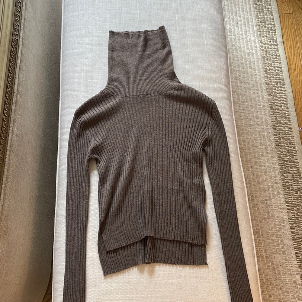 Dress Forum Los Angeles size S grayish purple lightweight turtleneck